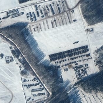 Satelitní snímky společnosti Maxar Technologies pořízené 4. února ukazují ubikace pro vojáky, vozový park a rozmístěná děla u běloruského města Rečyca