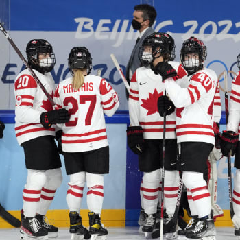 Hokejistky Ruska a Kanady musejí hrát vzájemný zápas v respirátorech. 