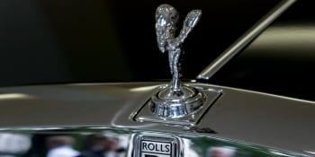 Soška na Rolls-Roycech vypadá nově jako skokan na lyžích. Proč se musela změnit?
