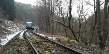 Vlak na Jablonecku najel do stromu. Hasiči museli zachraňovat cestující