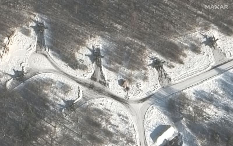 Satelitní snímek společnosti Maxar Technologies pořízený 4. února ukazuje šest z patnácti ruských útočných letounů typu Suchoj Su-25 na letecké základně Luniněc v Bělorusku
