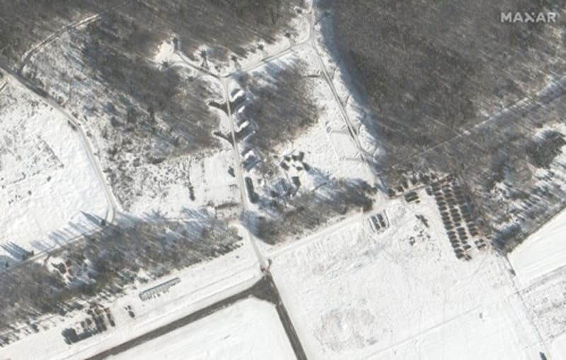 Satelitní snímek společnosti Maxar Technologies pořízený 4. února ukazuje bojová letadla, vojenské stany a zásoby na letecké základně Luniněc v Bělorusku