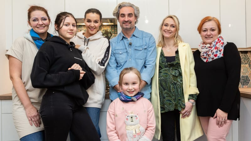 Jak se staví sen: Veronika s rodinou a kamarádkou Zuzanou a její dcerou spolu s designéry Kamilou a Františkem a Ivou Kubelkou