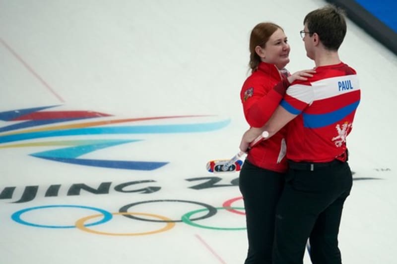 Jedním z objevů olympiády jsou manželé Zuzana a Tomáš Paulovi. V curlingovém turnaji smíšených týmů nakonec skončili šestí. 