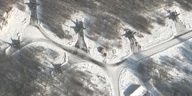 Satelitní snímek společnosti Maxar Technologies pořízený 4. února ukazuje šest z patnácti ruských útočných letounů typu Suchoj Su-25 na letecké základně Luniněc v Bělorusku