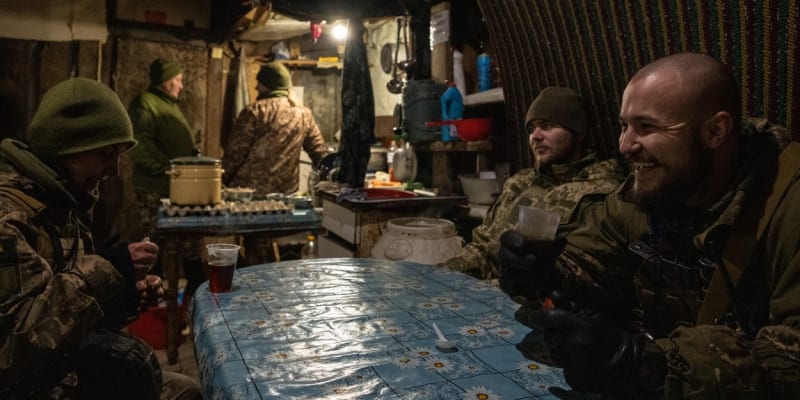 Ukrajinští vojáci na čaji nedaleko fronty.