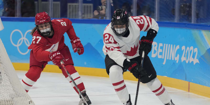 Hokejistky Ruska a Kanady musely hrát vzájemný zápas v respirátorech. 