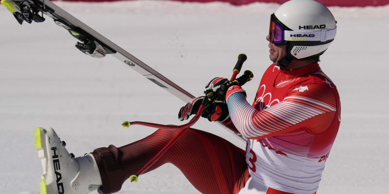 Švýcarský sjezdař Beat Feuz vykopává lyži v cíli olympijského závodu 2022 a vzdává tím holt svému krajanovi Didieru Cuchemu, mistru světa v super-G a stříbrnému na olympiádě 1998 v Naganu. 