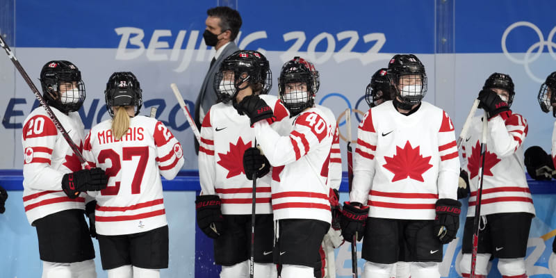 Hokejistky Kanady musely hrát zápas v respirátorech. 