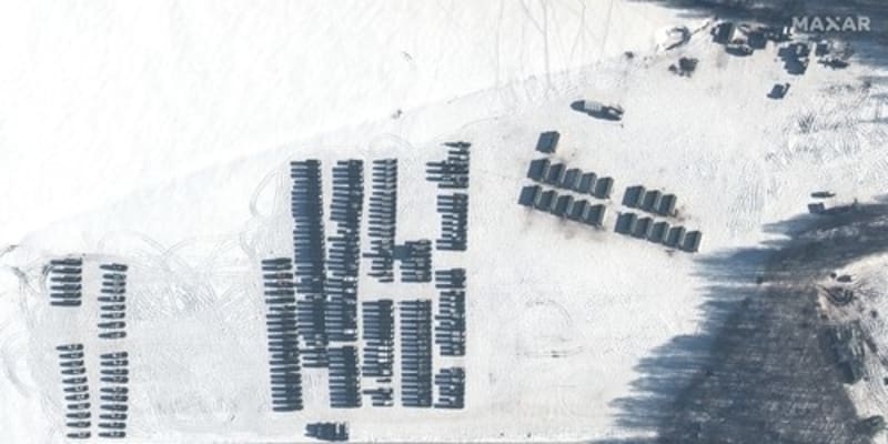 Satelitní snímek společnosti Maxar Technologies pořízený 4. února ukazuje vojáky a jednotky logistické materiální podpory rozmístěné severozápadně od běloruského města Jelsk. To leží přibližně 20 kilometrů od hranic s Ukrajinou.