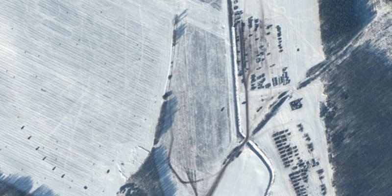 Satelitní snímky společnosti Maxar Technologies pořízené 4. února ukazují ubikace pro vojáky, vozový park a rozmístěná děla u běloruského města Rečyca