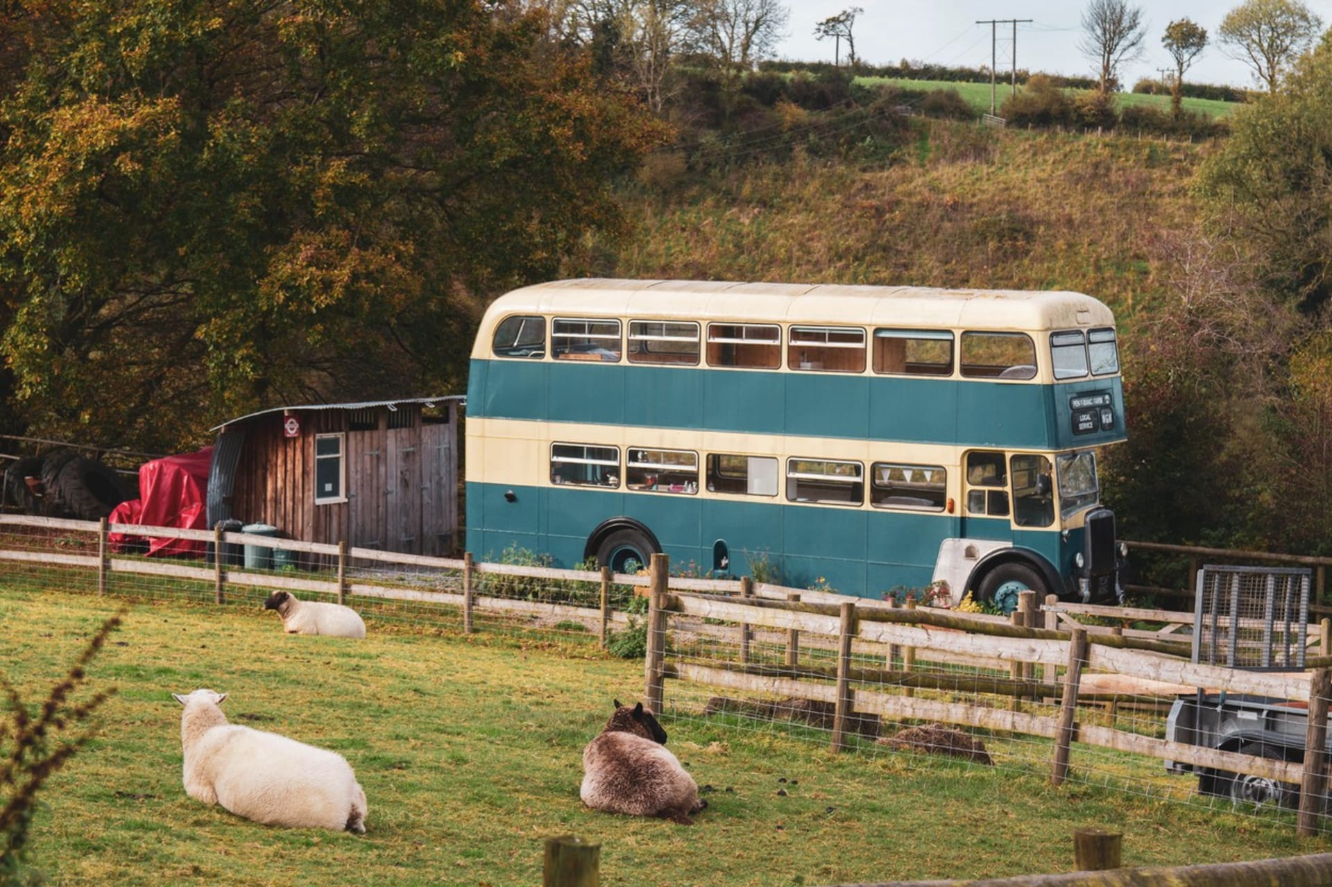 Originální ubytování nabízí renovovaný dvoupatrový autobus trvale zaparkovaný ve Walesu. Uvnitř návštěvníci najdou překvapivě prostorný interiér s obývacím prostorem a kuchyní v přízemí. 