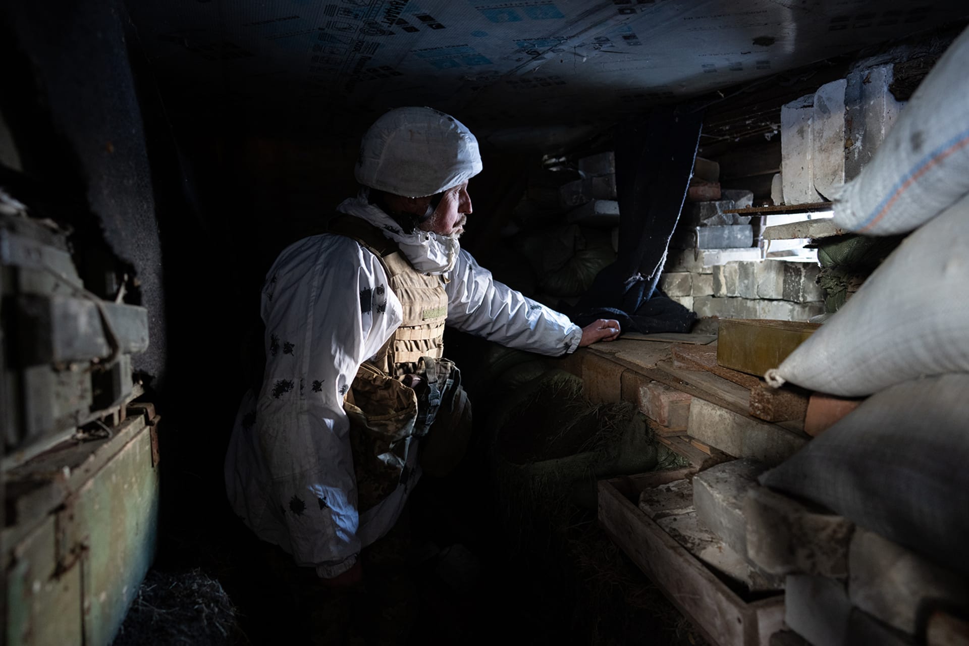 Ukrajinský voják v bunkru.