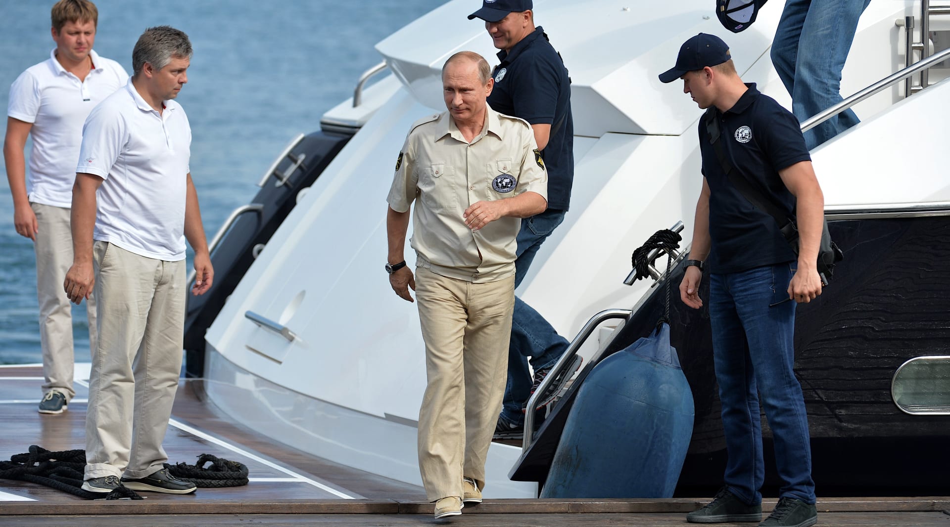 Ruský prezident Vladimir Putin vystupuje v Sevastopolu u Černého moře na břeh z jachty Crimea, z jedné, kterou používá pro svou propagandu.