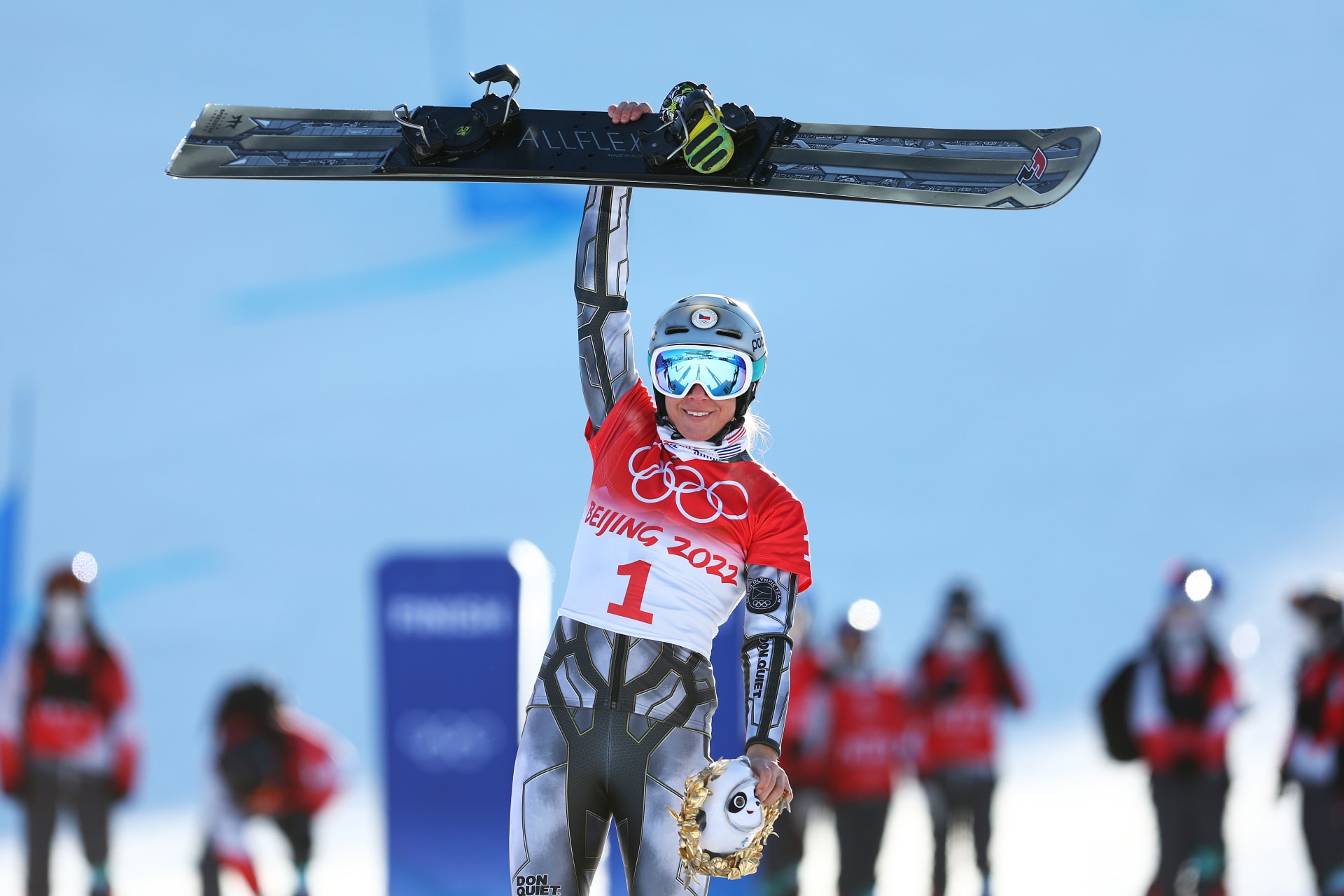 Ester Ledecká obhájila olympijské zlato v paralelním obřím slalomu na snowboardu a získala první českou medaili na hrách v Pekingu. 