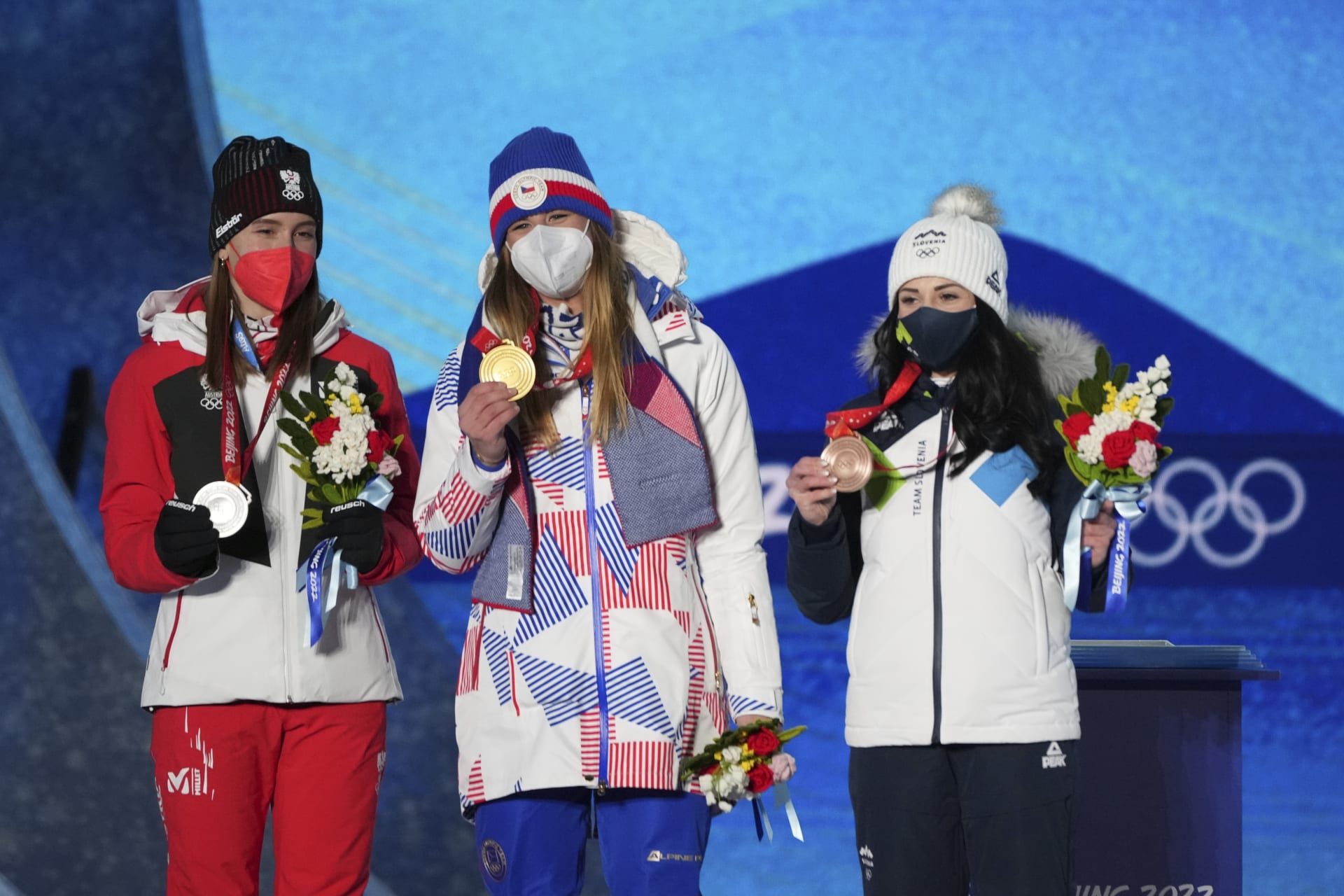 Ester Ledecká se zlatou medailí ze zimní olympiády v Pekingu