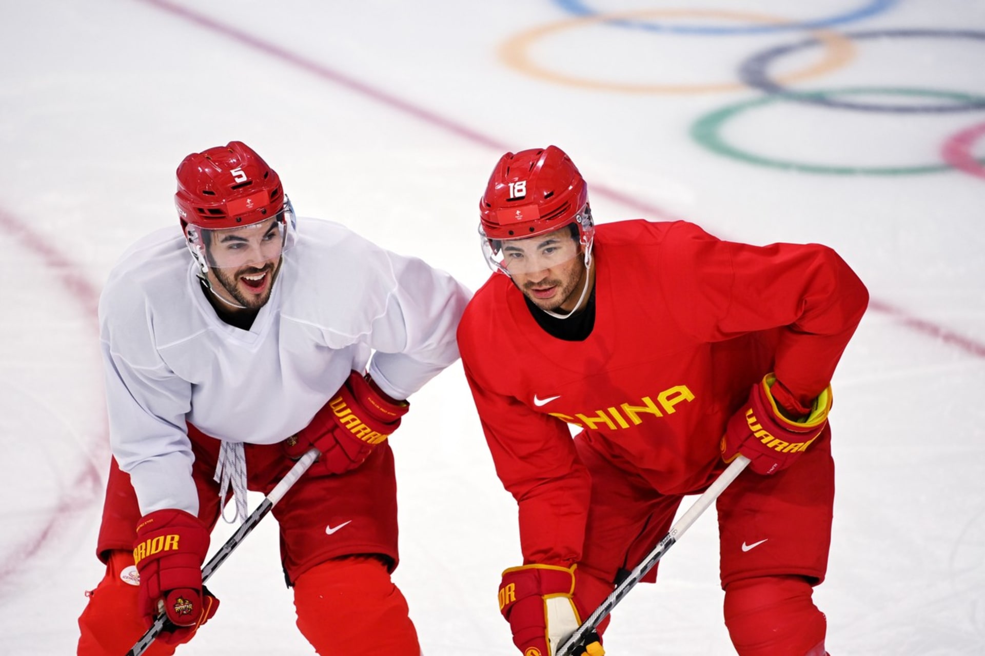 Původem kanadští hokejisté Ryan Sproul (vlevo) a Brandon Yip reprezentují na ZOH 2022 v Pekingu domácí Čínu.