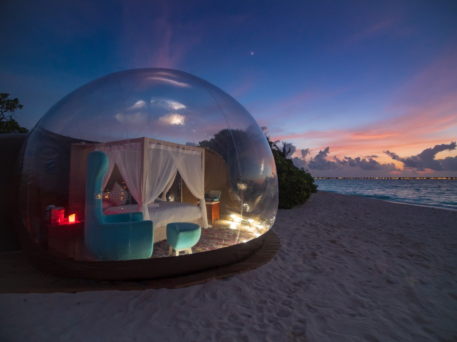 Průhledný stan ve tvaru bubliny v přímořském letovisku Finolhu na Maledivách v Indickém oceánu nabízí obyvatelům pozoruhodný výhled. 