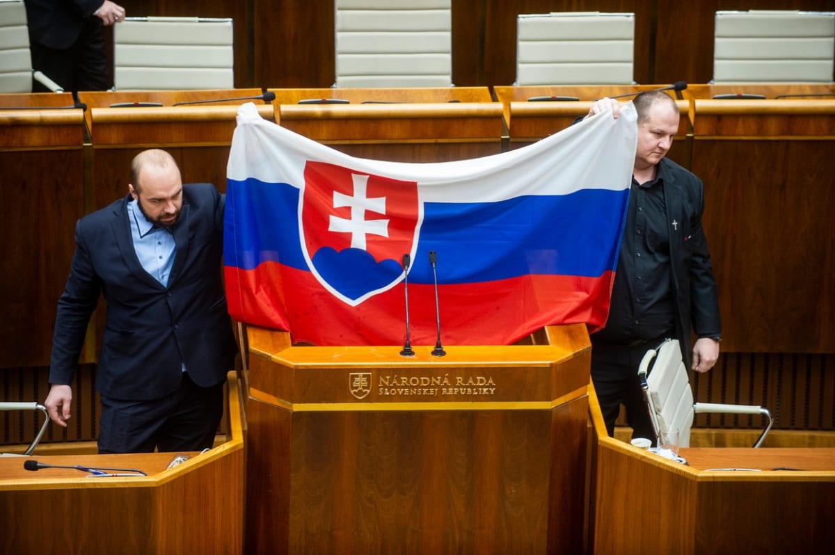 Kotlebovci zablokovali schůzi Národní rady na Slovensku.