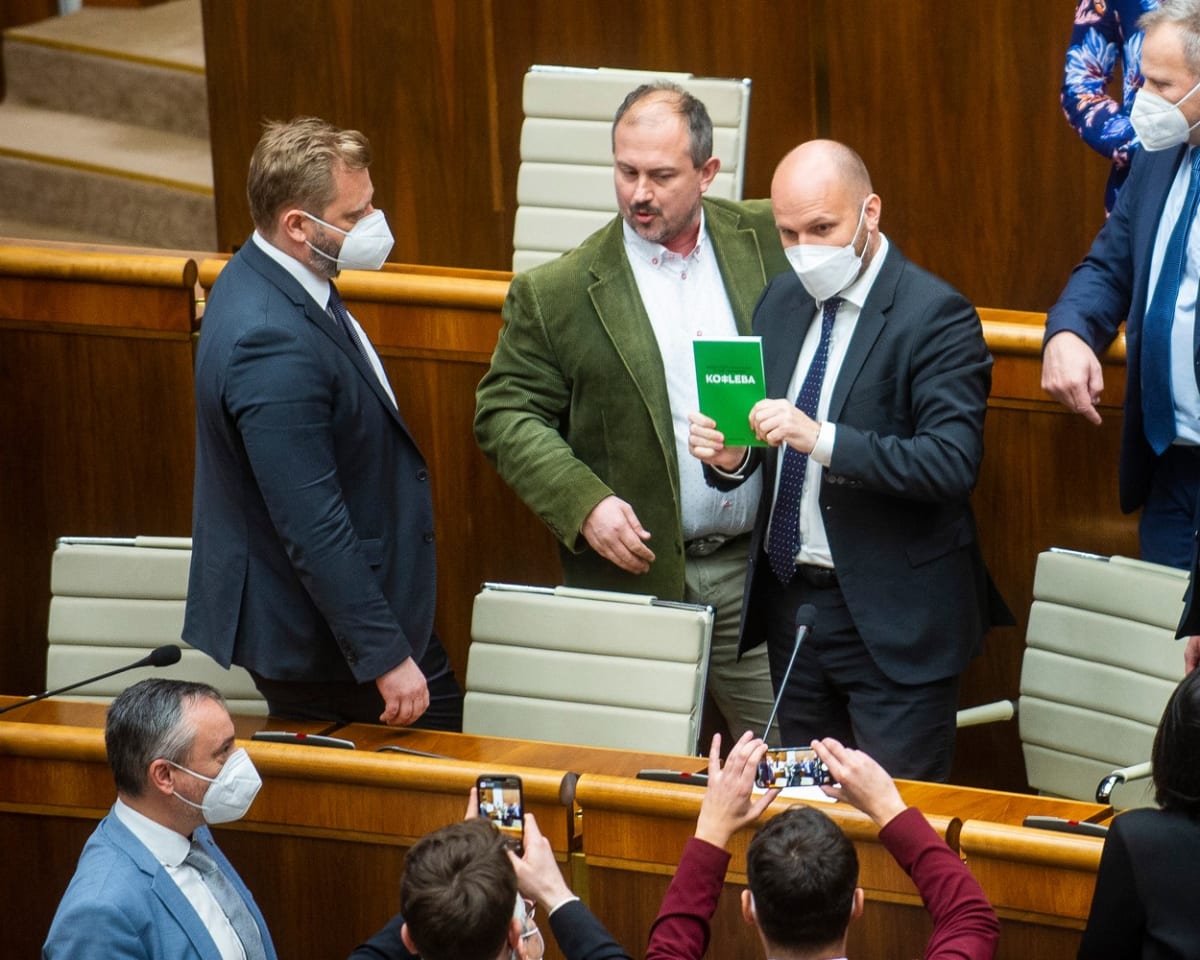Na schůzi slovenské Národní rady došlo k potyčce.