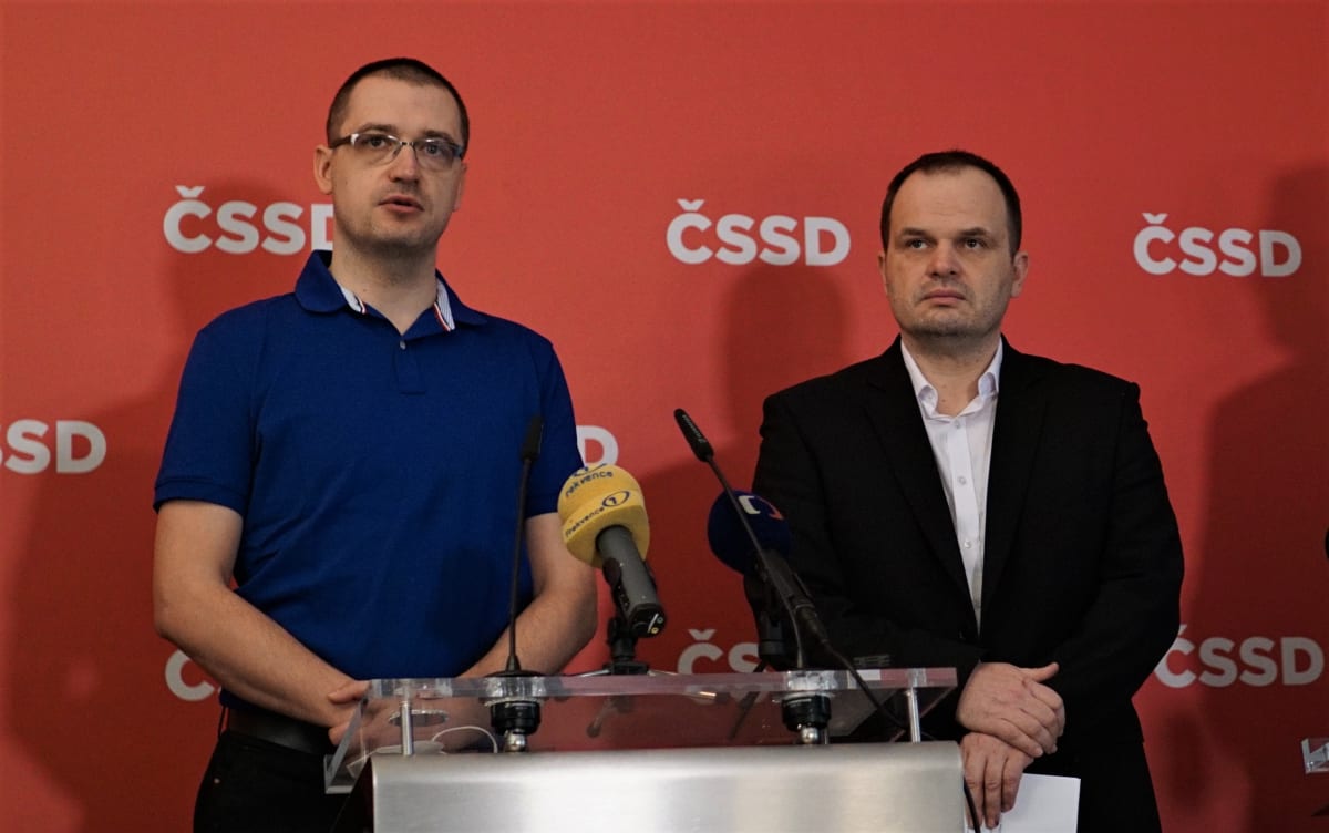 Šéf ČSSD Michal Šmarda (vpravo) kritizuje vládu i novou opozici ve Sněmovně.