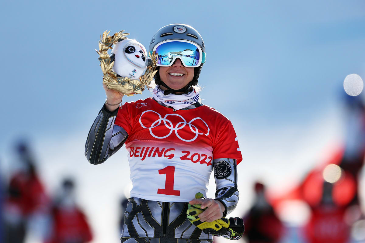 Ester Ledecká obhájila v Pekingu zlato v obřím slalomu na snowboardu.
