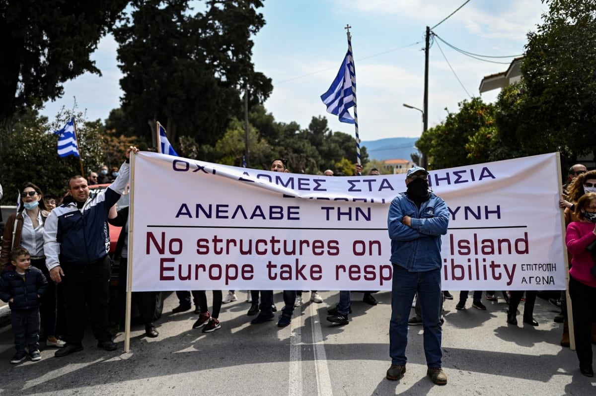 Obyvatelé řeckého ostrova Lesbos během protestů proti stavbě nových zařízení pro migranty v březnu 2021