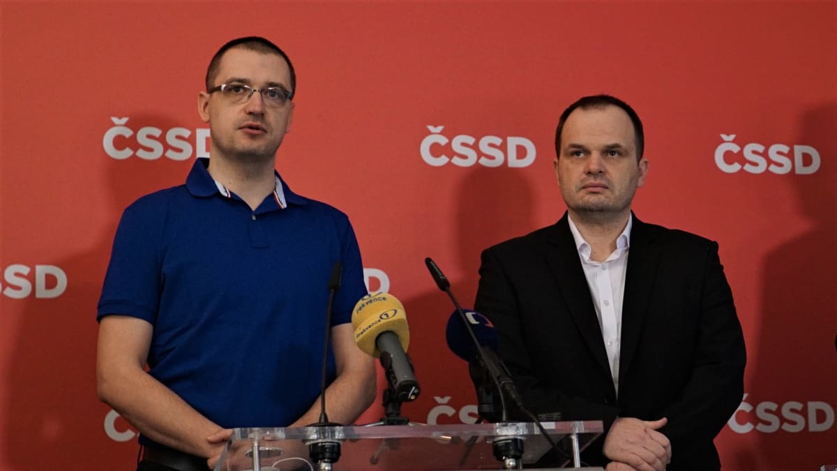 Šéf ČSSD Michal Šmarda (vpravo) kritizuje vládu i novou opozici ve Sněmovně.