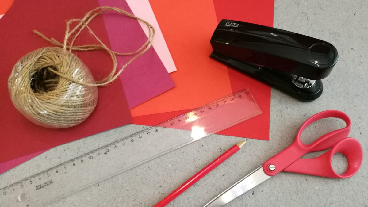 Připravte si barevné papíry, nůžky a sešívačku