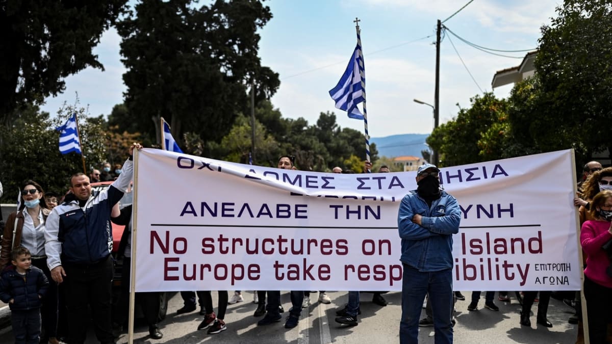 Obyvatelé řeckého ostrova Lesbos během protestů proti stavbě nových zařízení pro migranty v březnu 2021