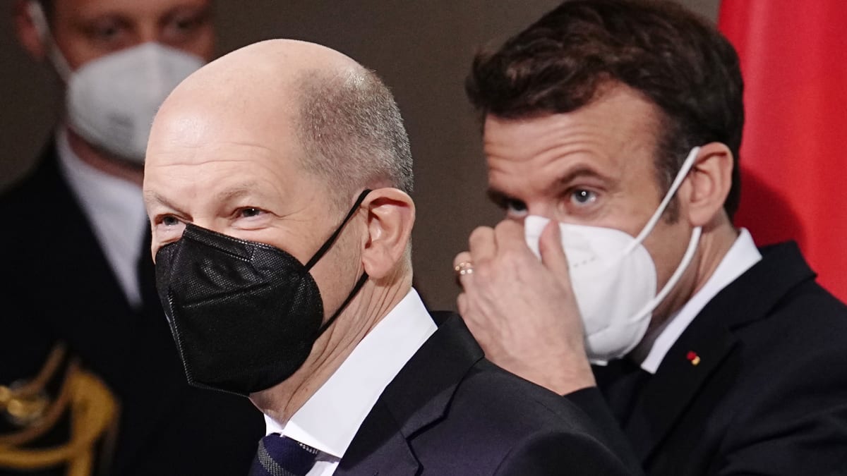 Francouzský prezident Emmanuel Macron (vpravo) a německý kancléř Olaf Scholz