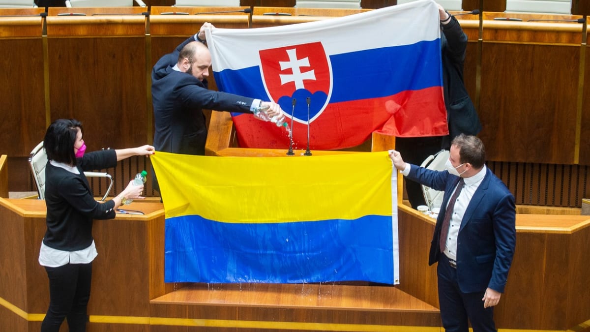 Střet ve slovenském parlamentu mezi LSNS a vládními poslanci