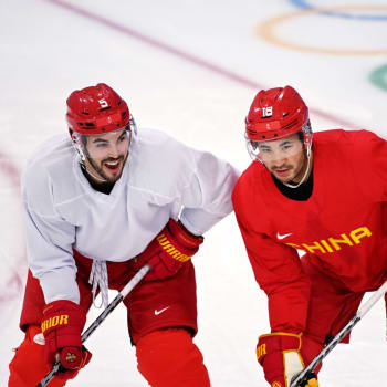 Kanadští hokejisté Ryan Sproul (vlevo) a Brandon Yip reprezentující Čínu na ZOH 2022 v Pekingu