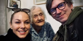 Zemřela hostivická babička, truchlí Jiří Strach. Lidé ji nedávno zahrnuli tisíci přáními