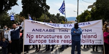 Centrum pro migranty tu nechceme, protestovali obyvatelé řeckého Lesbu. Pak zapálili bagr