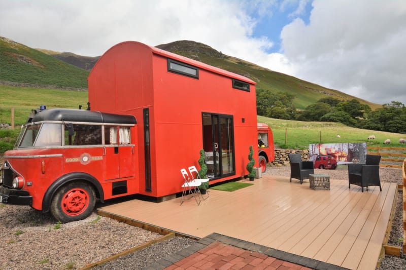 Název Red Rescue Retreat skrývá hasičské auto předělané na pohodlné ubytování pro až čtyři osoby na cestách, stojí v Keswicku v Lake District. 