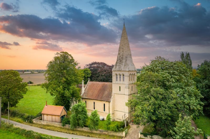 Kostel Všech svatých ve vesnici Haywood v jižním Yorkshiru je díky své stometrové věži vidět na míle daleko. Od devadesátých let minulého století slouží jako svérázné obydlí. 