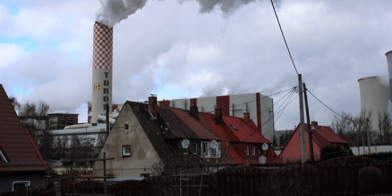 Bogatynia v Polsku. Elektrárna Turów stojí přímo v obytné čtvrti Zatonie-Kolonia.