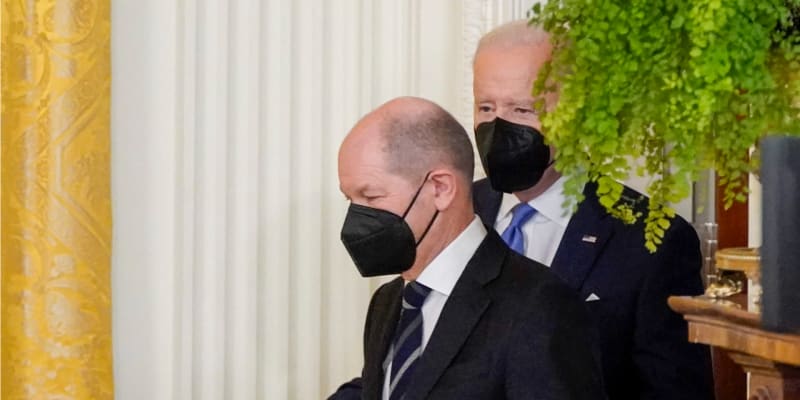 Německý kancléř Olaf Scholz a americký prezident Joe Biden v Bílém domě