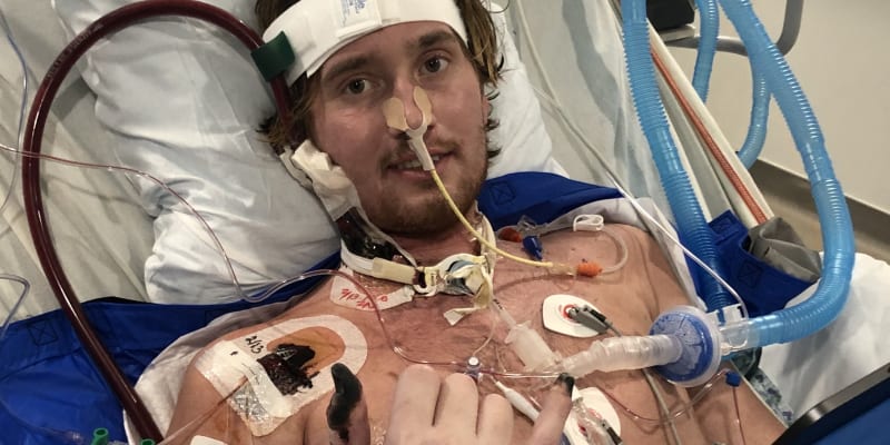 Surfař Carter Parry absolvoval 30 operací, lékaři mu museli amputovat nohu a odebrat jednu plíci.