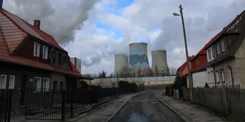 Bogatynia v Polsku. Elektrárna Turów stojí přímo v obytné čtvrti Zatonie-Kolonia.