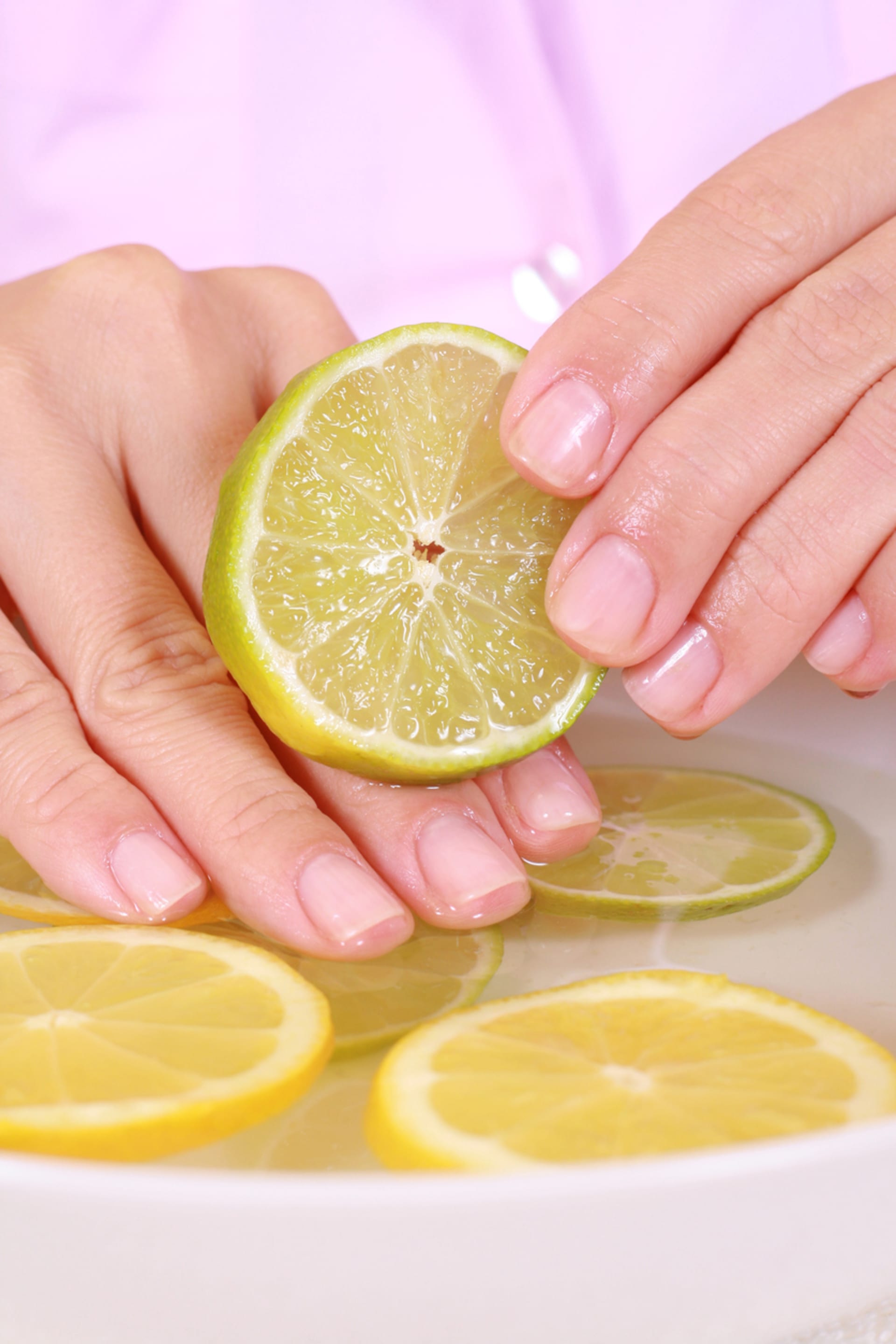 7 úžasných způsobů, jak využít citrón ke zkrášlení pleti nehty