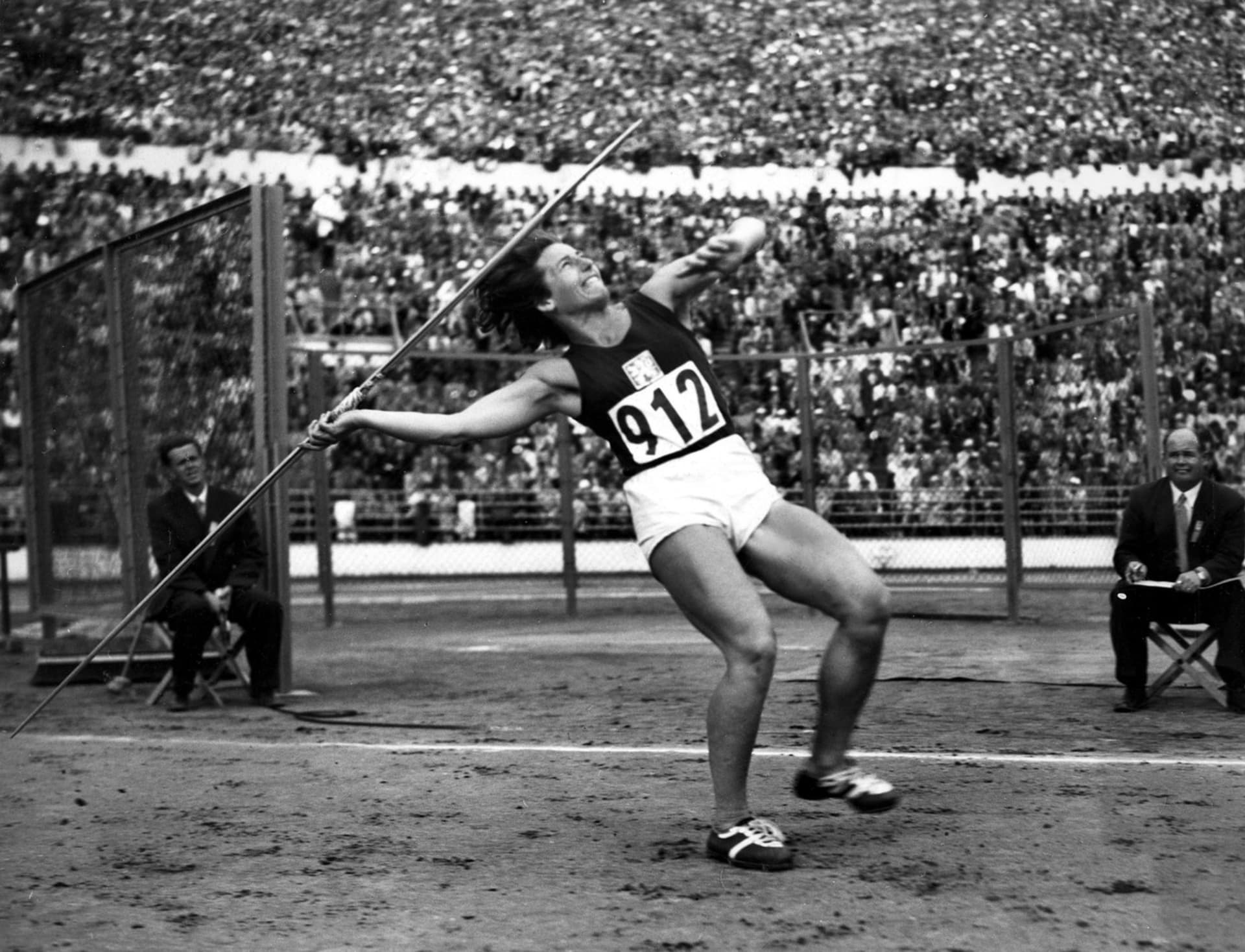 Dana Zátopková během zlatého závodu v hodu oštěpem na LOH 1952 v Helsinkách