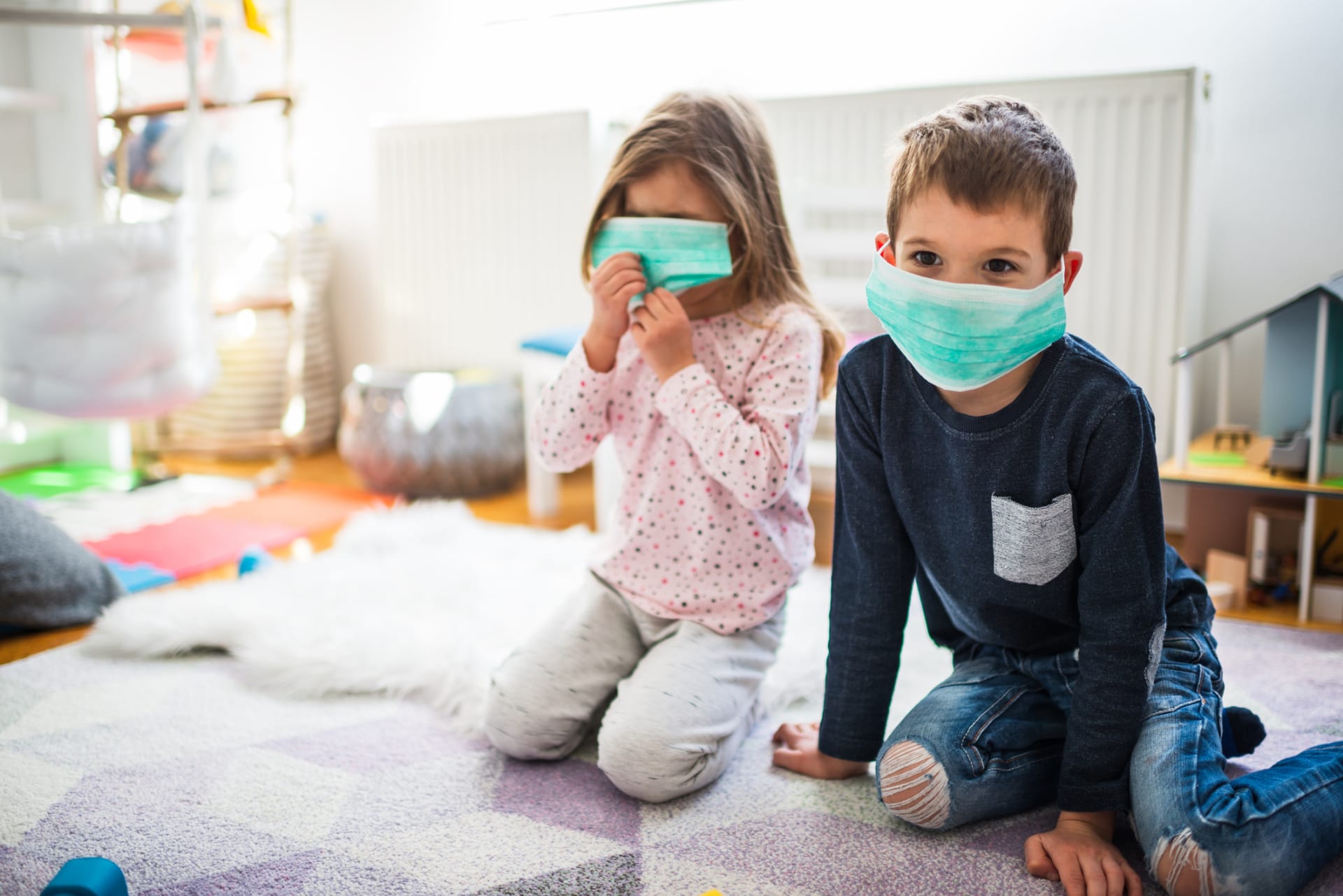 Jak udržet děti v době pandemie koronaviru v pohodě? Sdílejte, plánujte, dodržujte a milujte!