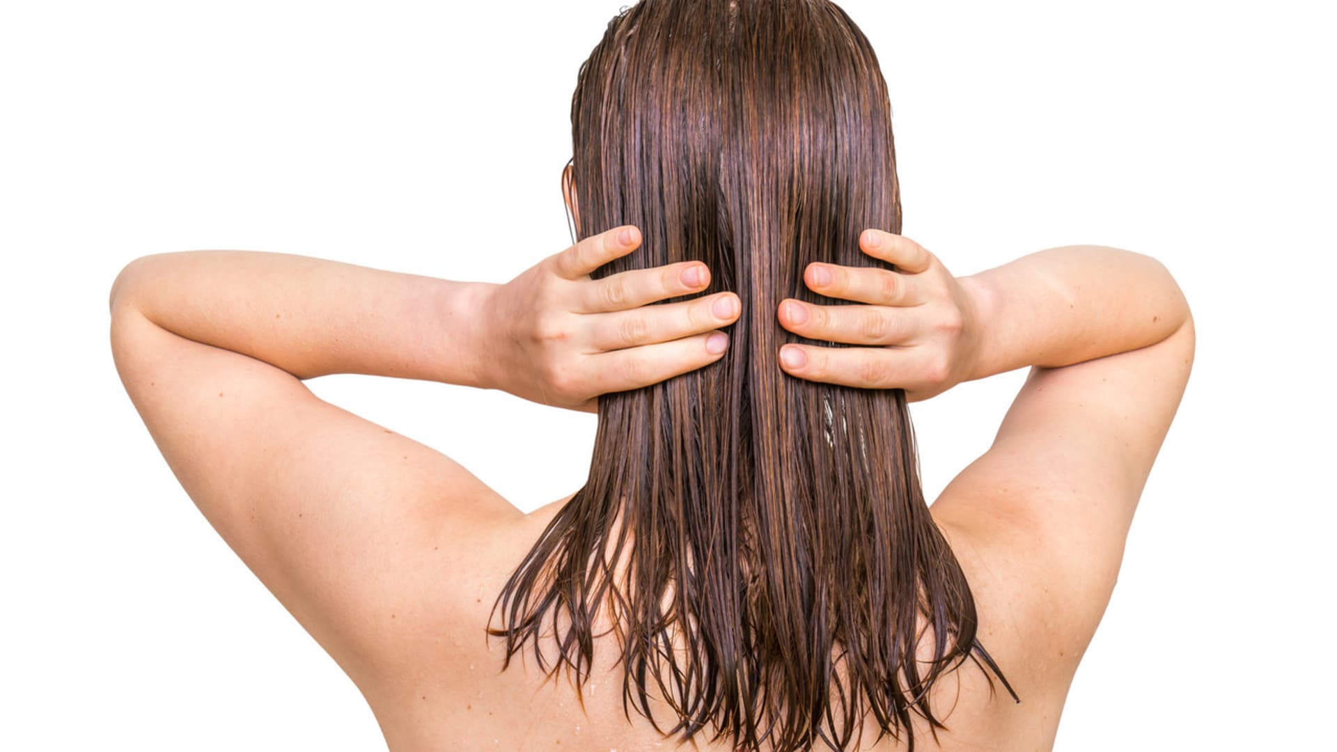 Proč by ženy neměly chodit spát s mokrými vlasy