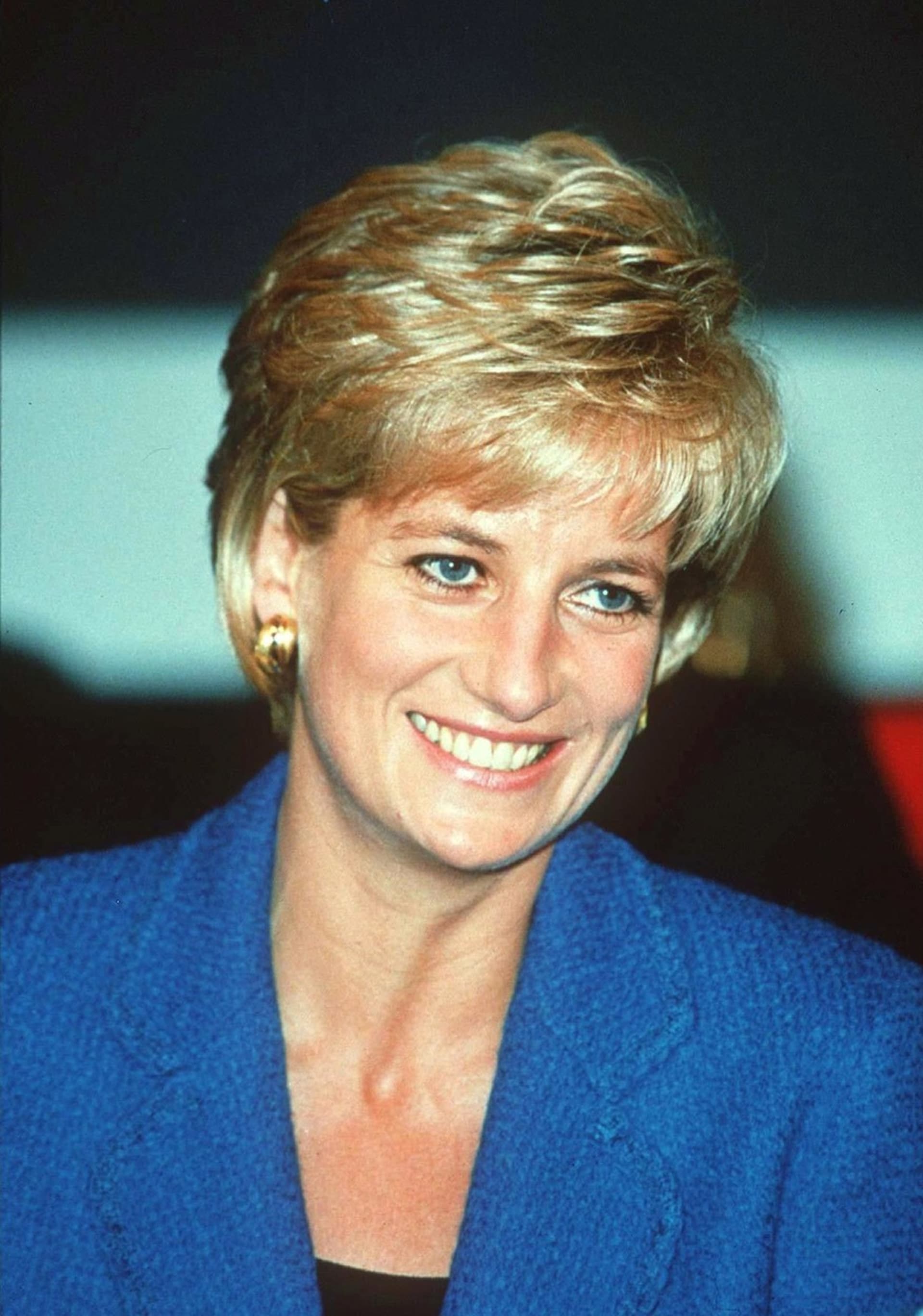 Lady Diana si jemně rozmazávala oční linky, aby její pohled nepůsobil tvrdě.