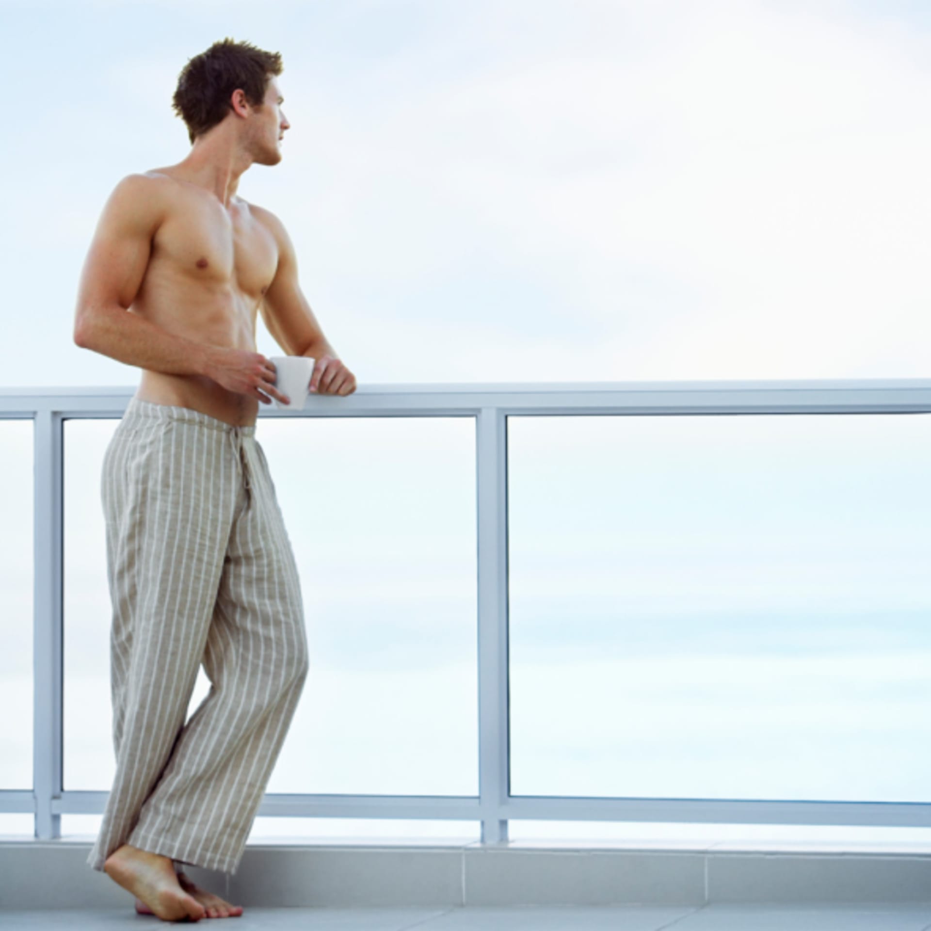 Sexy muž na balkoně
