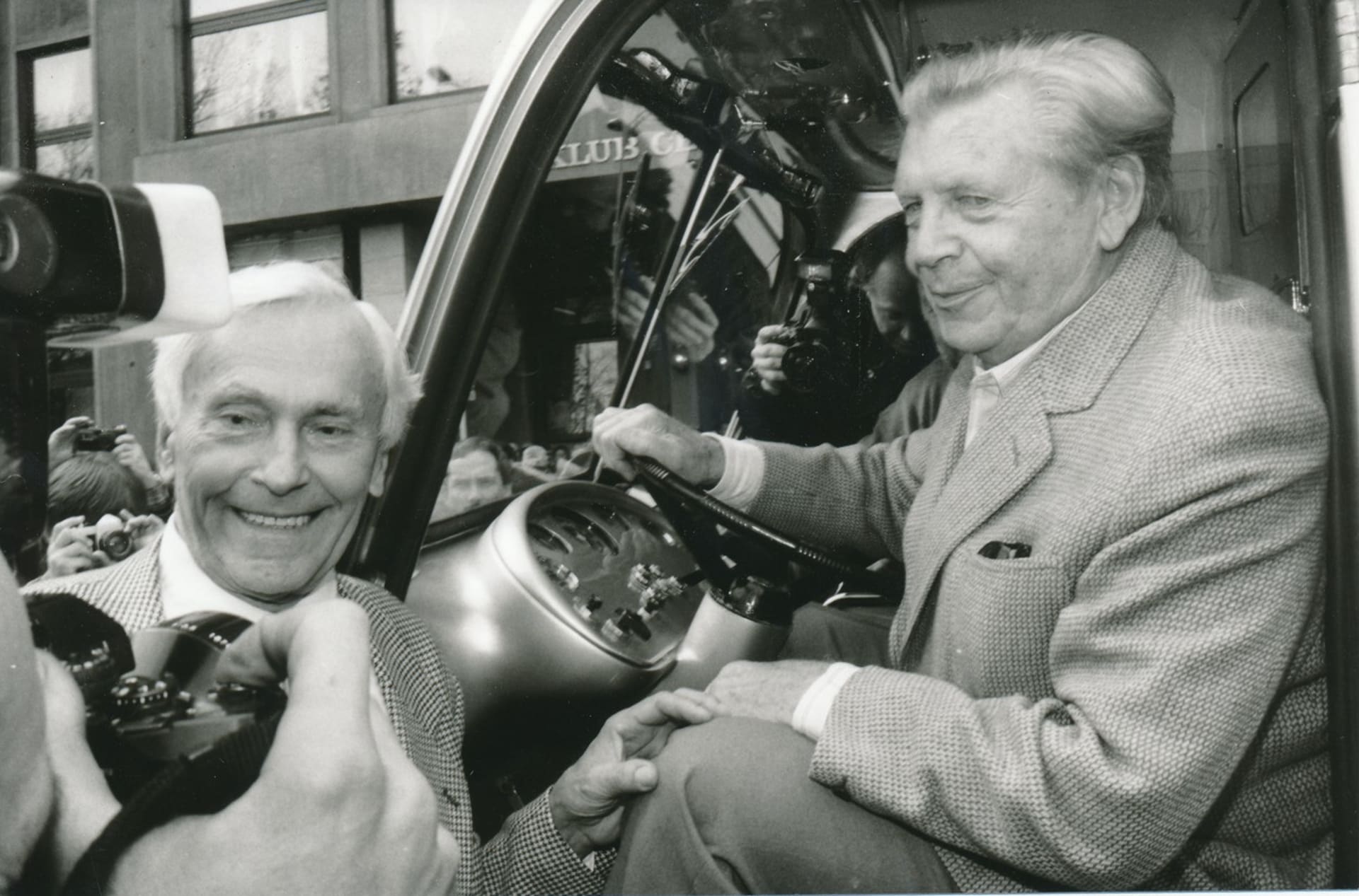 Jiří Hanzelka a Miroslav Zikmund po 50 letech ve voze Tatra 87, se kterou se vydali na cestu kolem světa