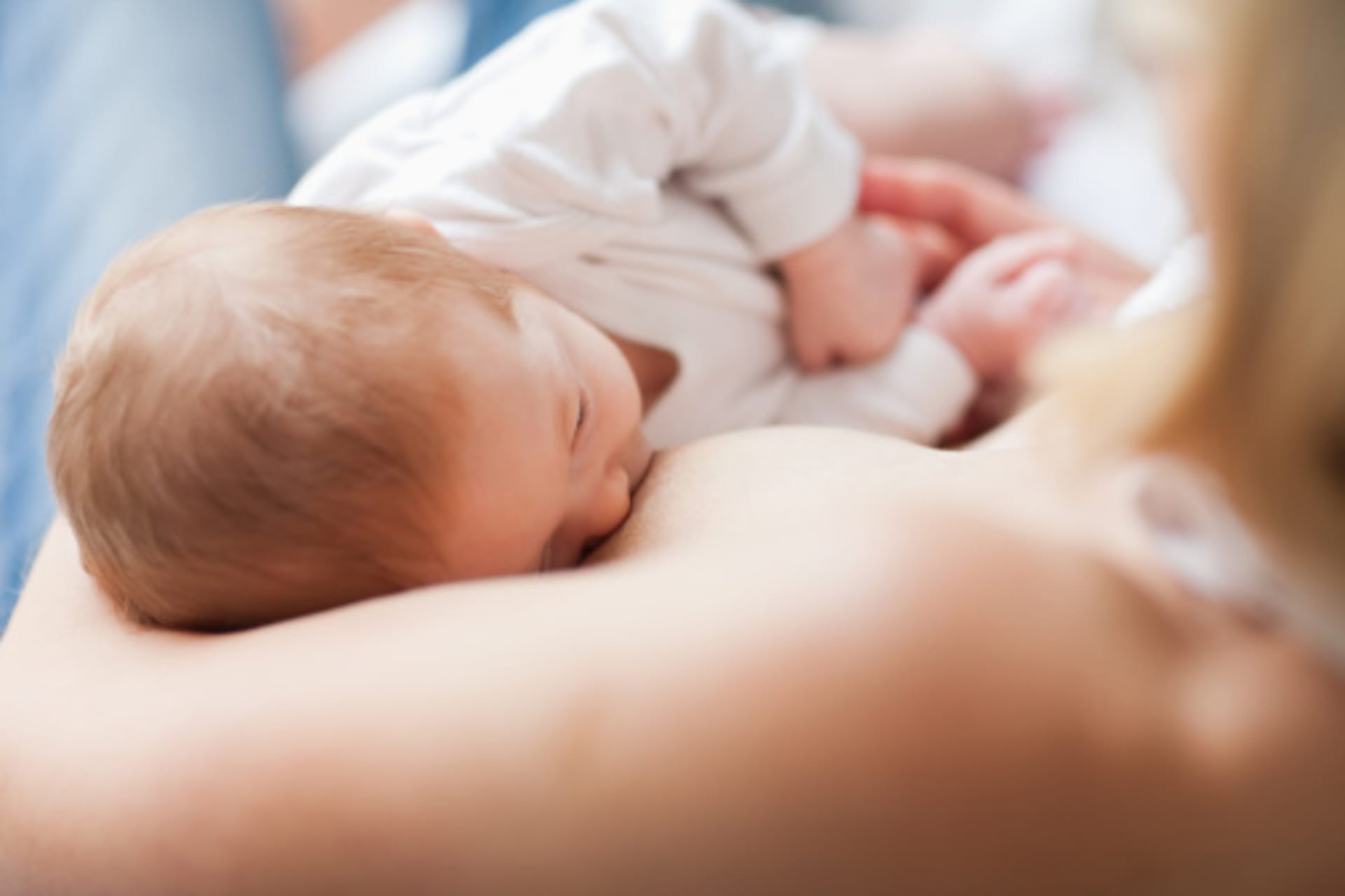 V Česku své děti kojí 85 % matek a průměrná délka kojení je 8,5 měsíce.