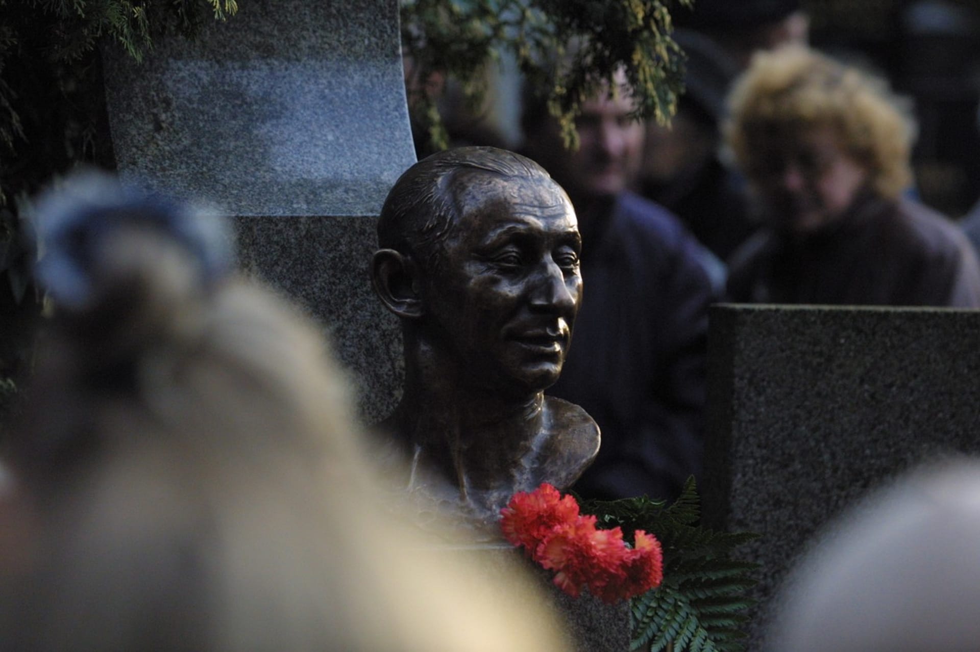 Busta Vlasty Buriana na jeho hrobě na Vyšehradě